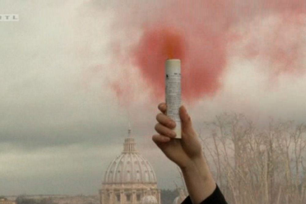 ČUDO: Roze dim iznad Vatikana