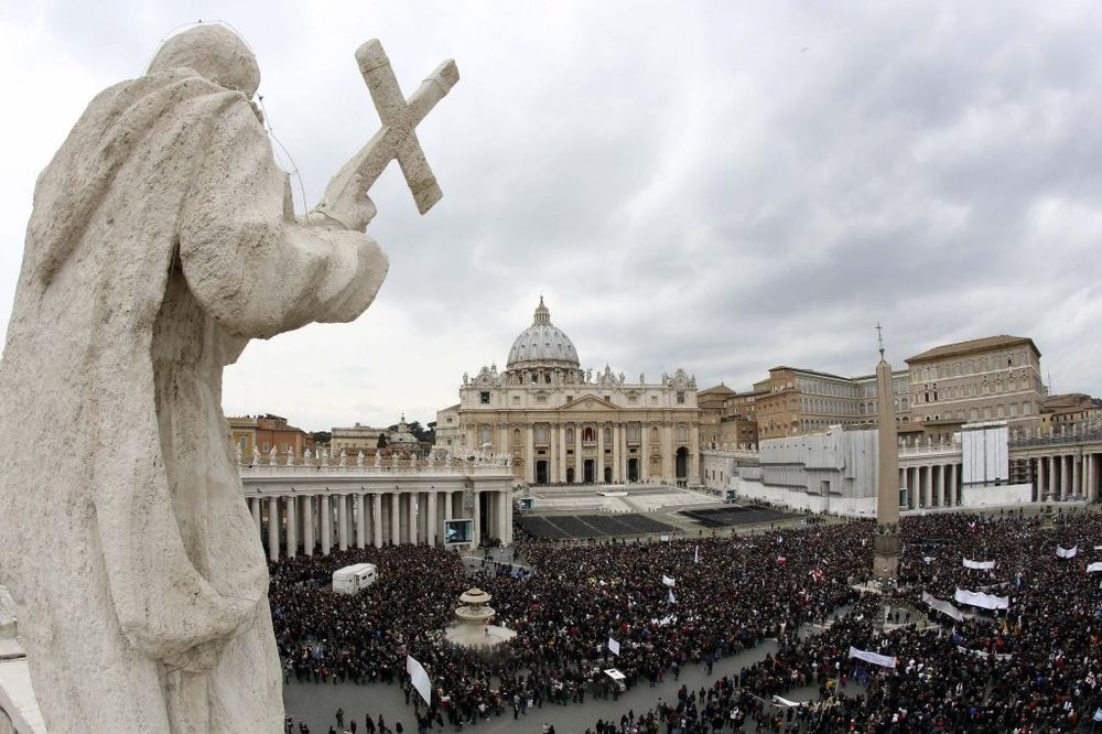 DAN ZALJUBLJENIH: 25.000 ljudi na Trgu svetog Petra u Rimu!