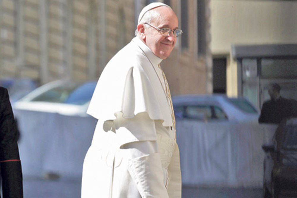 VATIKAN NA METI ŠPIJUNA: SAD prisluškivale kardinale tokom izbora pape!