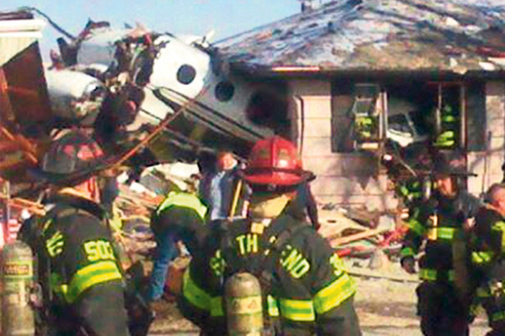NESREĆA: Avion pao na tri kuće