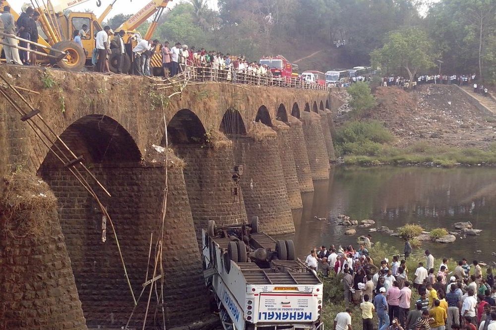 Autobus pao u reku, 37 mrtvih u Indiji