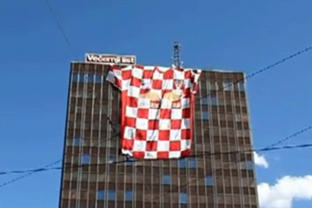 DUVA, DUVA: Vetar skinuo hrvatski dres sa zgrade Večernjeg lista