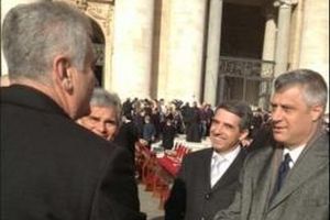 PODRŠKA PREGOVORIMA: U Vatikanu se rukovali Nikolić i Tači