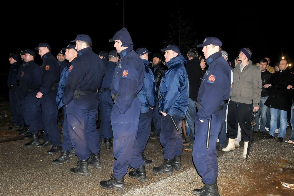 Podgorica: Policija pendrecima prokrčila put do kapele