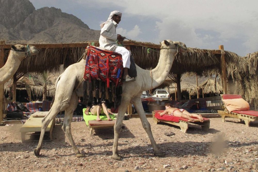 SINAJ: Beduini oteli turiste na putu do plaže