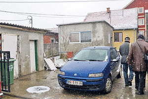 UŽASNUTI SIN: Majka je krvava ležala u krevetu, otac je na podu krkljao!