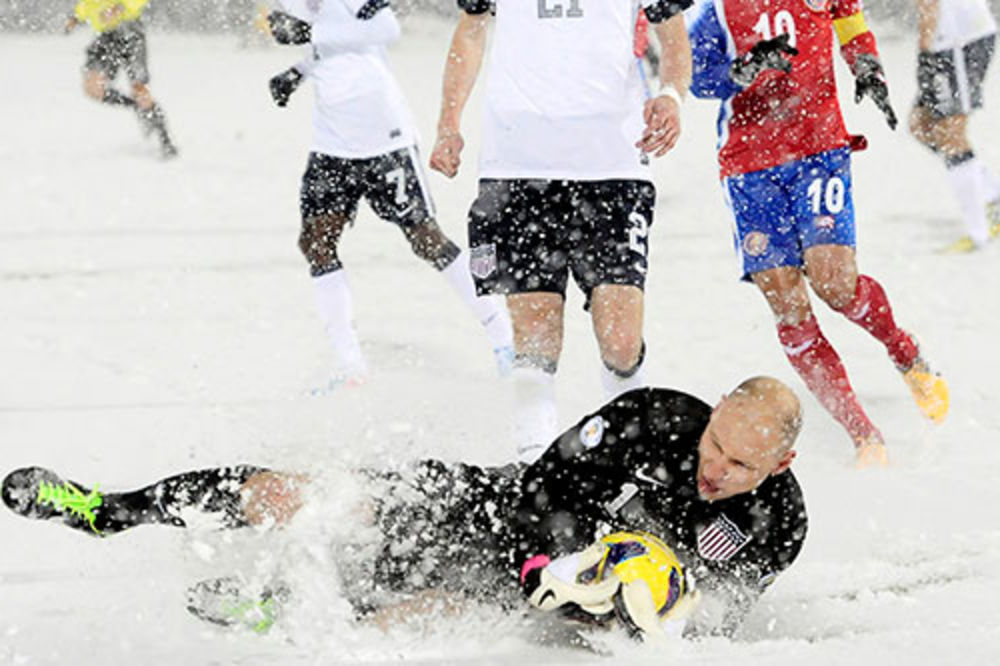 ZIMSKE ČAROLIJE: Fudbal jači od snežne mećave!