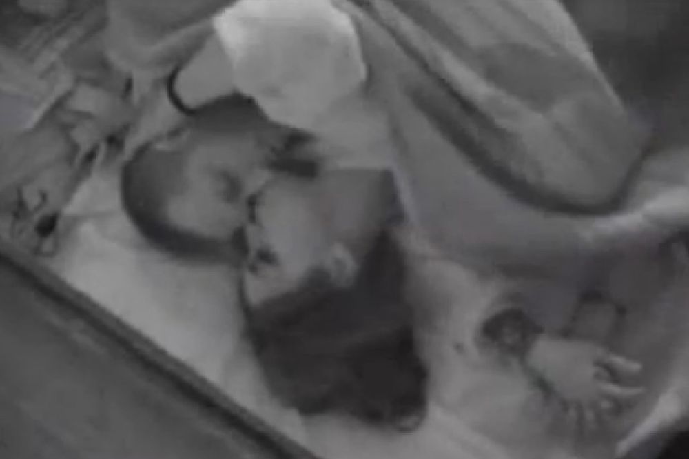 Prvi poljupci na Farmi: Jovana i Ša se mazili u krevetu