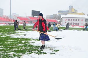 Škoti u suknjicama čistili sneg i poklonili novac dečjem selu