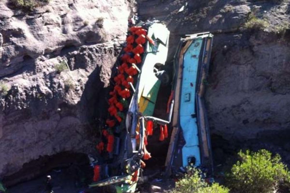 Autobus pun rudara pao u provaliju, 25 poginulo