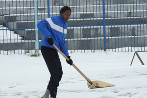 ŠKOTSKI PRIMER: Fudbalerke Spartaka čistile sneg