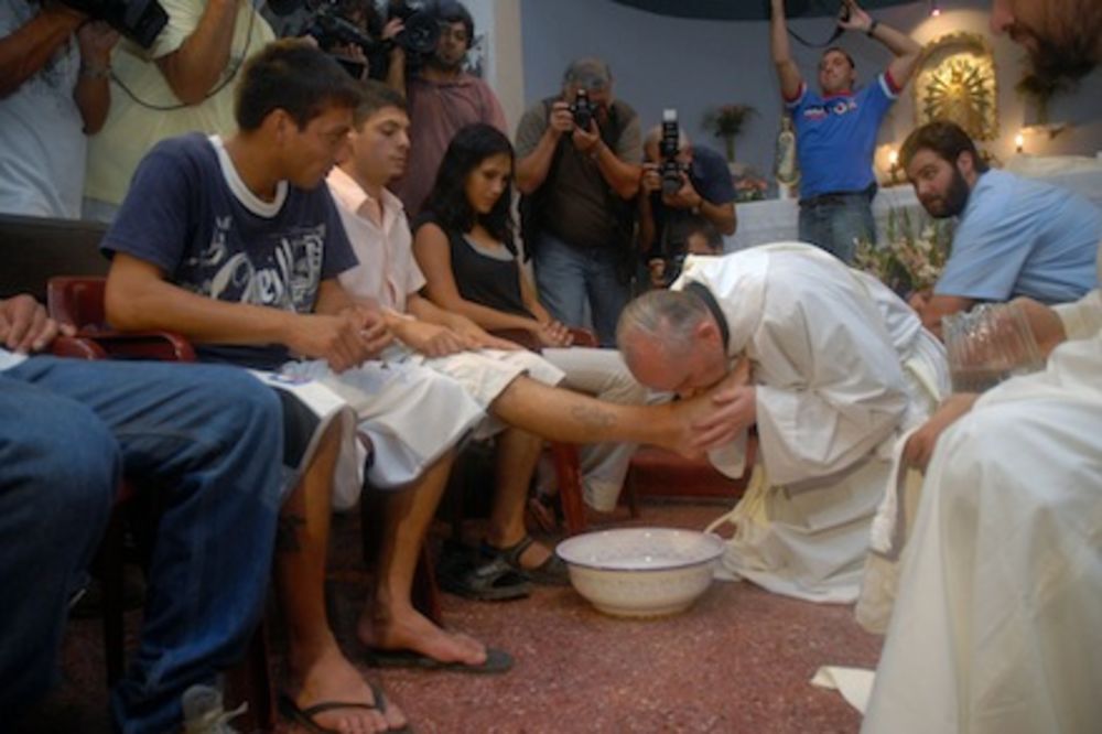 Papa Franja ritualno prao i ljubio noge zatvorenicima
