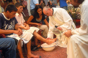 PONIZAN: Papa prao noge devojčici iz Srbije!