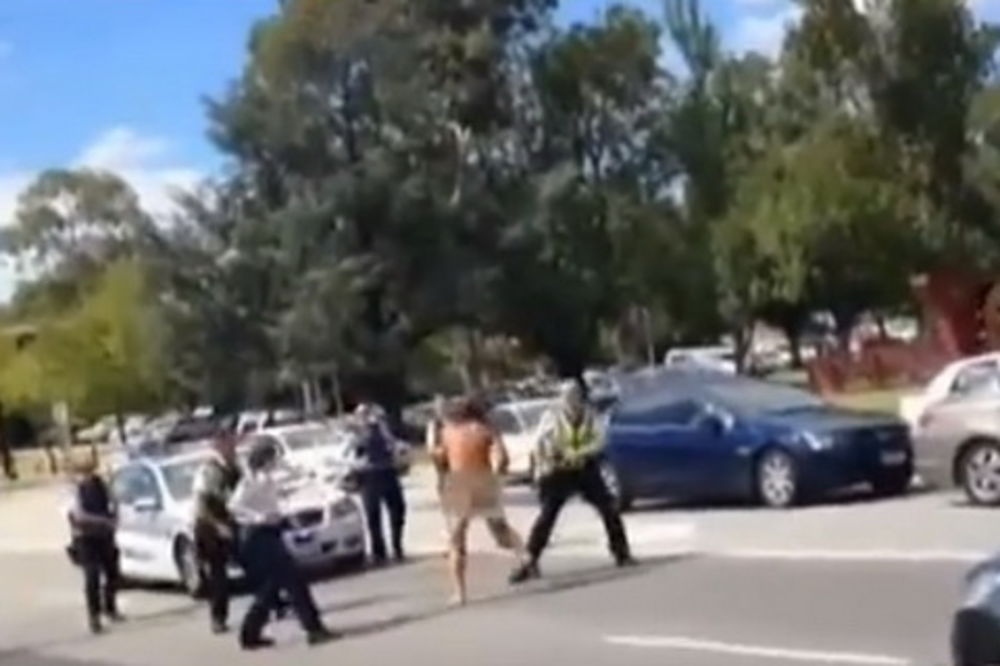 NEUHVATLJIV: Šetkao se gole guze i napadao policiju
