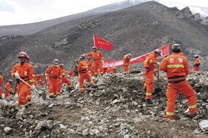 POTRAGA ZA RUDARIMA: Pronađeno prvo telo u klizištu na Tibetu
