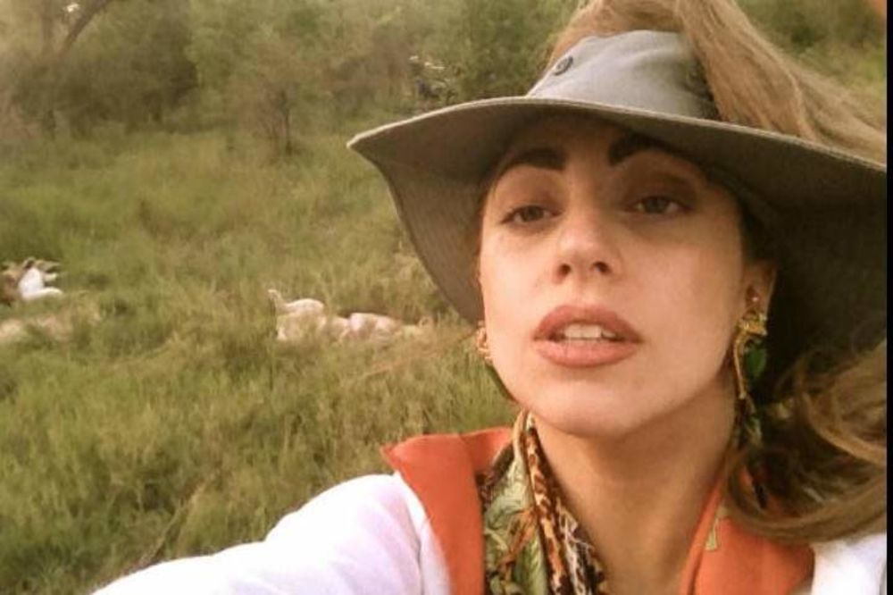 IZGUSTIRALA ZLATNA KOLICA: Ledi Gaga se vozi u Luj Vitonu