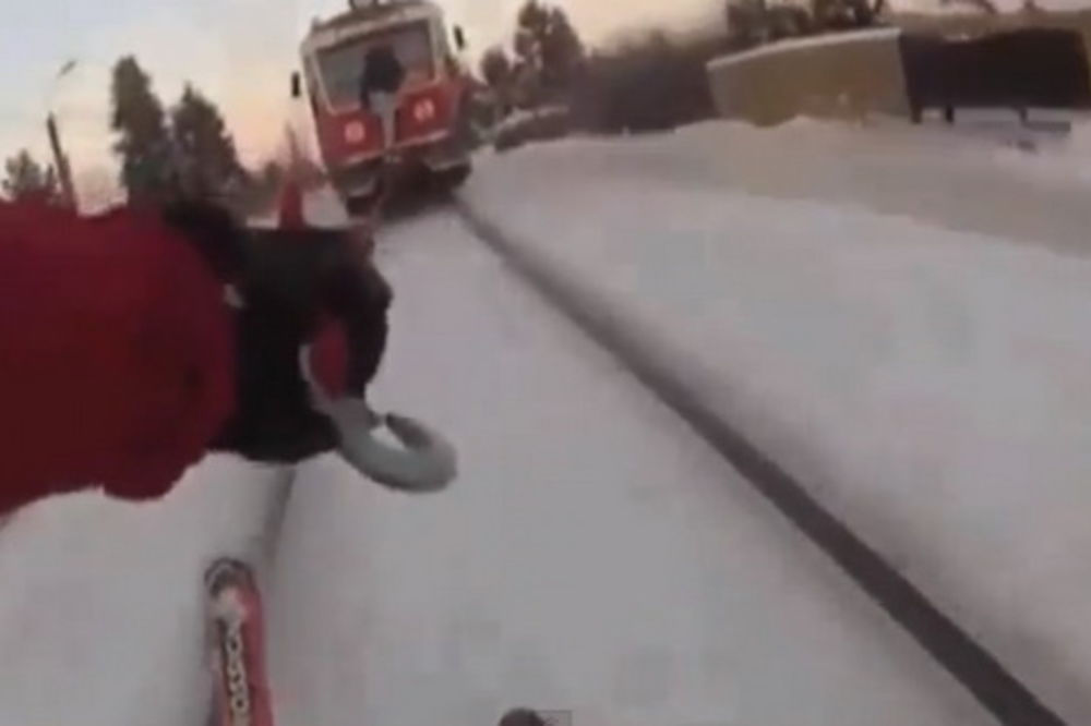 LUDOST: Poljak na skijama vezao se za voz!