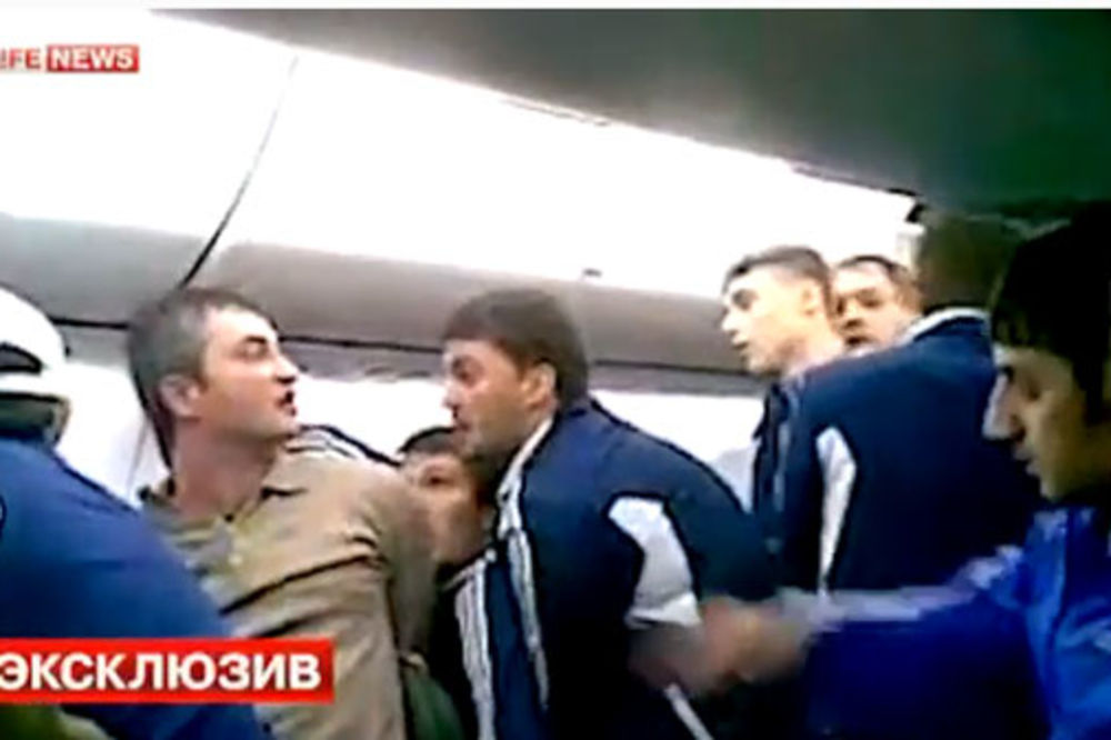 INTERVENCIJA: Fudbaleri u avionu savladali pijanog putnika