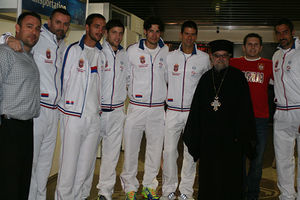PRIJATELJ: Grčki sveštenik posetio srpske tenisere