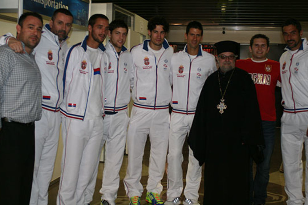 PRIJATELJ: Grčki sveštenik posetio srpske tenisere