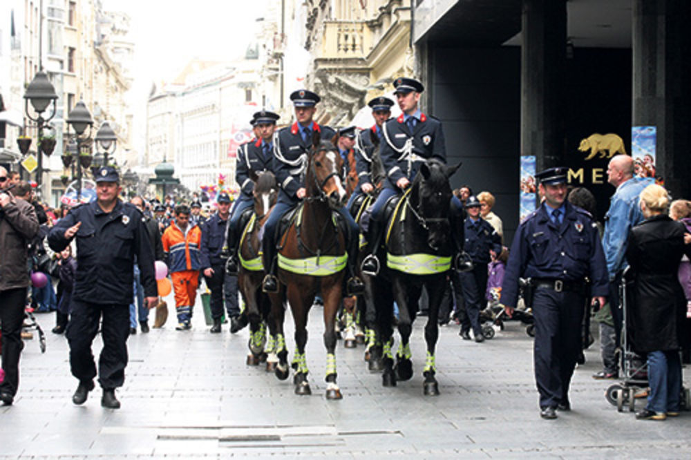 Život konja vredi ko četiri policajca!