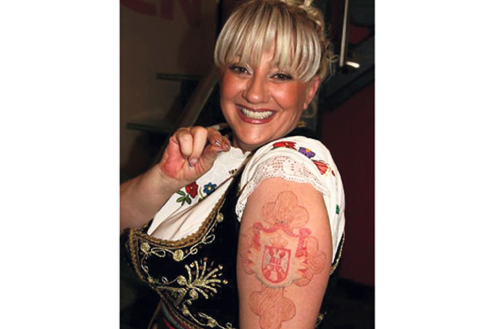Vesna Rivas krije tetovažu!