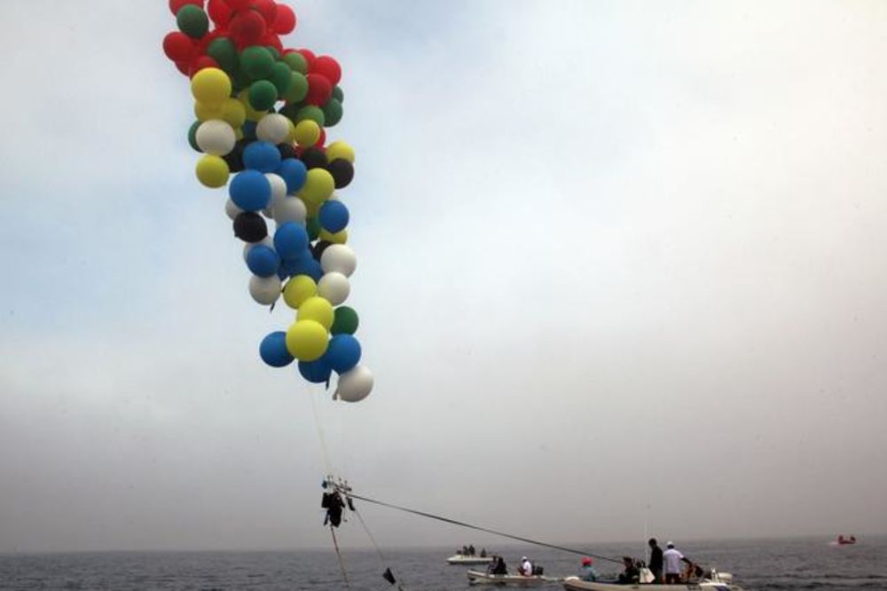 PODVIG: Okačen o 160 balona leteo 12 kilometara