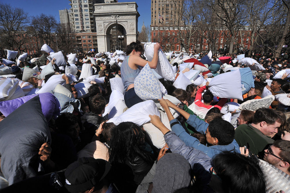 LETELO PERJE: Tri hiljade ljudi se tuklo jastucima