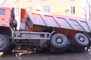 ZEMLJA SE OTVARA: U ruskom gradu rupe gutaju kola, kamione...