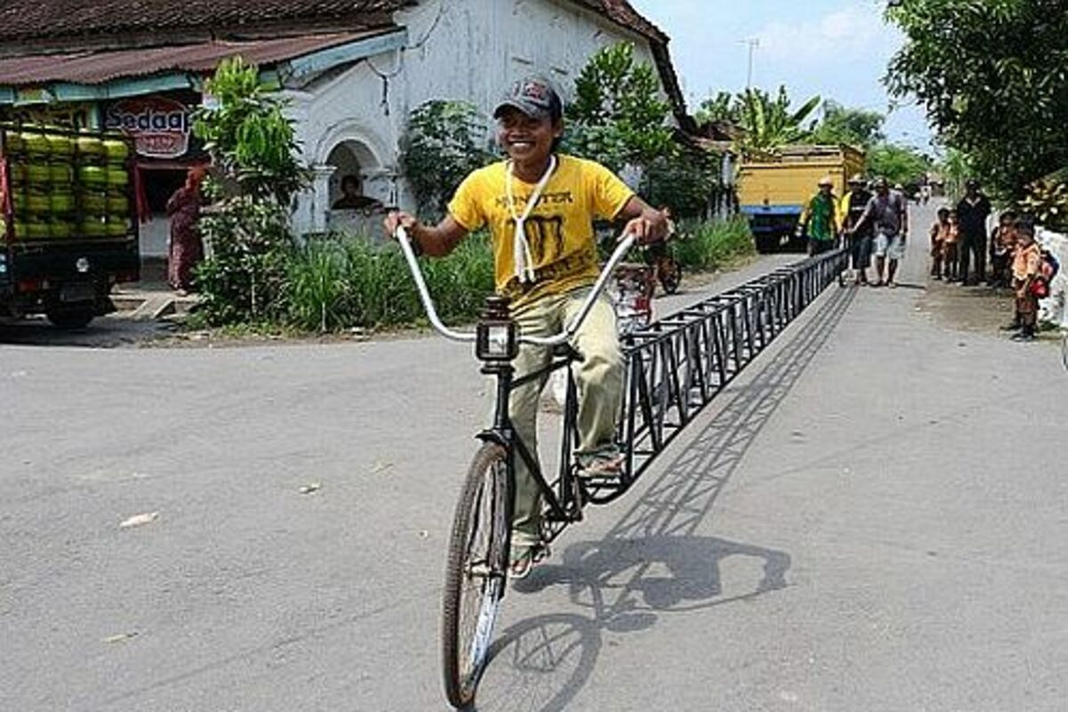 Большой огромный великий. Огромный велосипед. Высокий велосипед. Страшный велосипед. Самый маленький велосипед в мире.