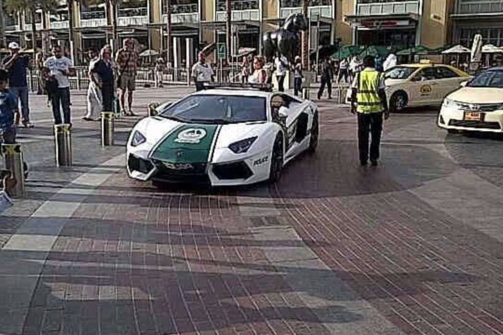 PRESTIŽ: Policija u Dubaiju patrolira u lamborginiju