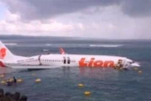 Avion promašio pistu i uleteo u okean, svi putnici preživeli