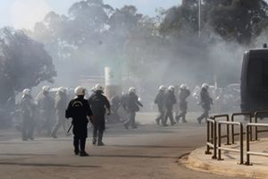INCIDENTI U ATINI: Tuča navijača sa policijom