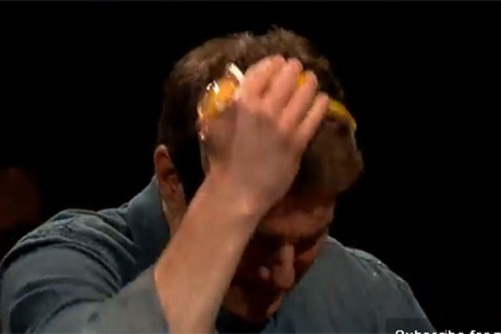 NIJE MUĆAK: Tom Kruz zalepio jaje u glavu