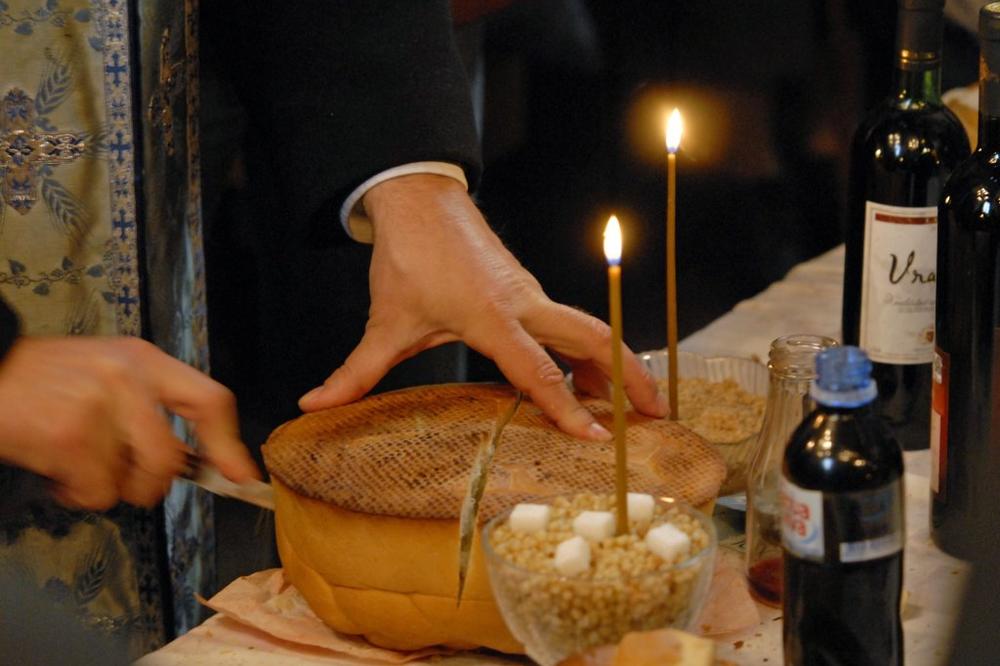 SVETI NIKOLA PROSLAVLJEN U BEČU: Hramovi Srpske pravoslavne crkve na Nikoljdan puni vernika koji su došli da osveštaju slavski kolač!