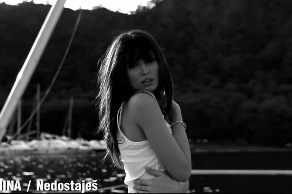 Pogledajte novi spot Emine Jahović za pesmu Nedostaješ