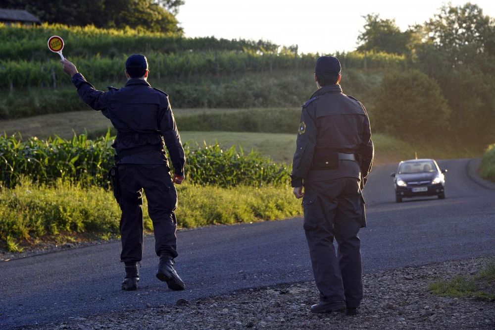 SKANDAL: Hrvatski policajci žive u Srbiji, a oružje im na granici!?