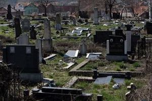 TEROR ALBANACA: Srbima iz Đakovice zabranjena poseta groblju!
