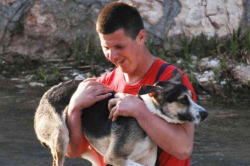 HEROJ S MILJACKE: Mladić spasio psa iz reke