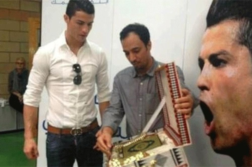 KORAK BLIŽE ISLAMU: Ronaldo dobio Kuran na poklon!