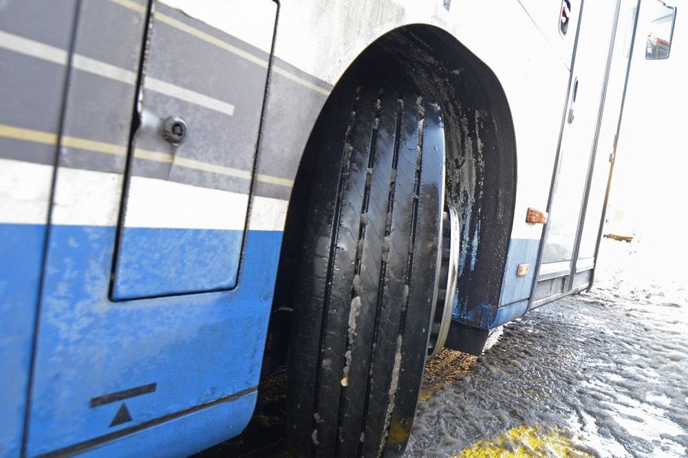 TRAGIČNO: Kondukterka u Nišu ispala iz autobusa!