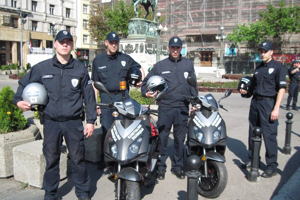 Komunalna policija na skuterima patrolira gradom