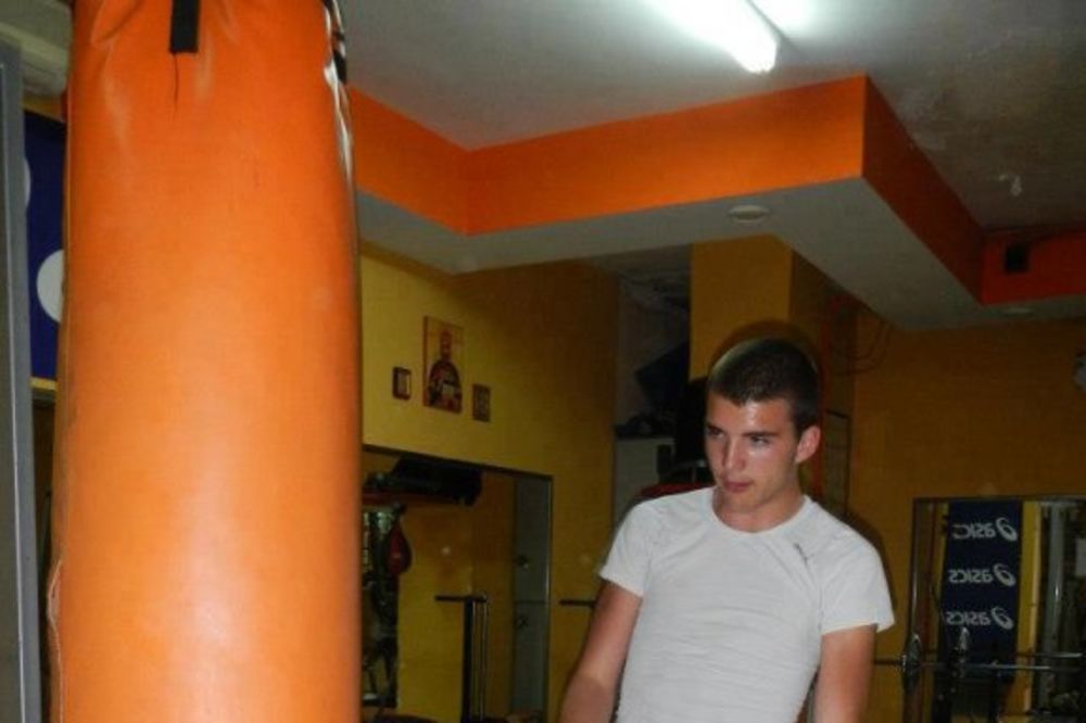 NAVUKAO RUKAVICE: Cecin sin spreman za prvi kik-boks meč