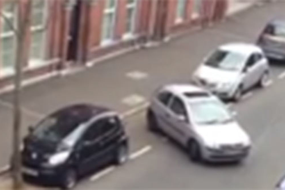 NAMUČILA SE: Žena 30 minuta pokušavala bočno parkiranje