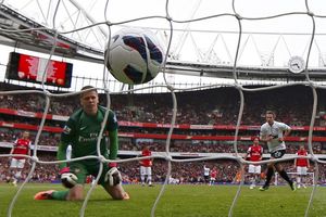 BEZ EMOCIJA: Navijači Arsenala pozdravili Van Persija, on dao gol