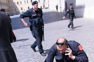Dva policajca ranjena ispred italijanske vlade