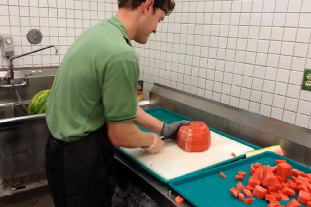 MUNJA: Seče lubenicu za manje od 30 sekundi!