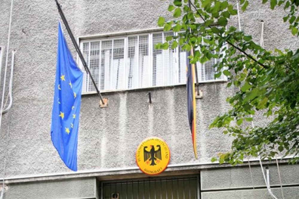 OKONČANA DRAMA: Srbin izveden iz zgrade konzulata Nemačke