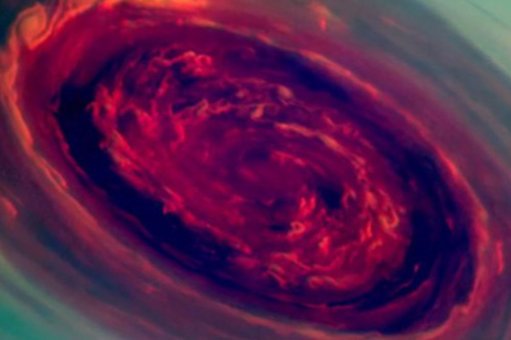POGLEDAJTE: Kada uragan divlja na Saturnu!