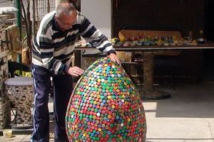 JOCA PRONALAZAČ: Vaskršnje jaje od 3.000 čepova!